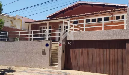 Casa à venda em bairro próximo ao centro de Valinhos - SP