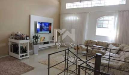Casa em bairro tranquilo à venda em Valinhos - SP.