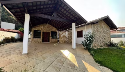 Casa térrea com edícula a venda em frente ao lago no condomínio Vista Alegre Sede