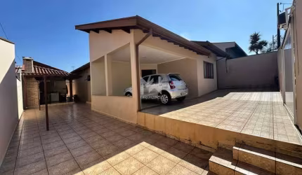 Casa térrea em bairro tranquilo à venda em Valinhos - SP