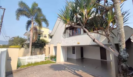 Casa no Champagnat | Amizade | 299m²
