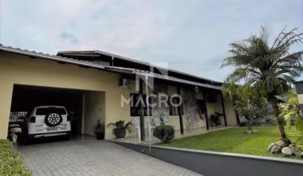 Casa com Piscina | São Luís | 4 quartos | 196m²