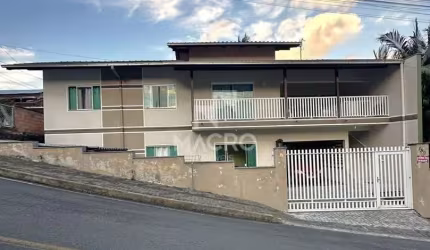 Casa Sobrado | Barra do Rio Cerro | 6 quartos (2 suítes) | 248m²