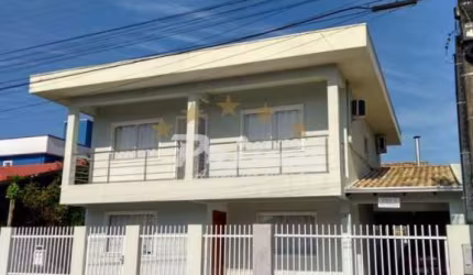 CASA NO CENTRO DE BOMBINHAS
