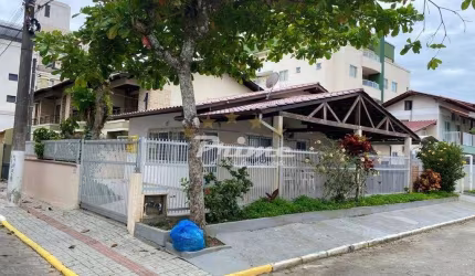 Casa de esquina em Bombas - Bombinhas-SC