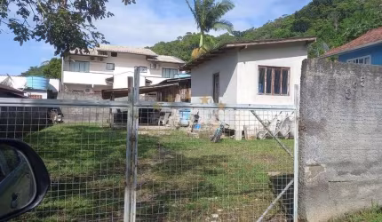 Terreno com kitnet à Venda no Bairro Morrinhos - Bombinhas/SC