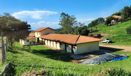 Centro Hipico a venda Um lugar &#250;nico! Sítio belíssimo excelente localização Casa construída para morar com lareira, jacuzzi no CENTRO HIPICO As baias, cocheiras, piquetes infraestrutura projetada