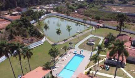 Sitio tem 15 mil metros com: 25 quartos, 33 banheiros, total 3 casas e 12 suítes em chalés, Piscina semi olímpica com escorregador, campo de futebol e vôlei, churrasqueira, salão de festa, salão de jo