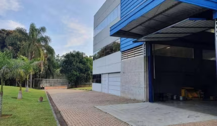 Galpão Aluga Bairro Da Moenda - Itatiba/SP Galpão industrial com acabamento diferenciado, remetendo a uma construção de padrão mais elevado que o convencional. Unidade Industrial situada em Rodovia de