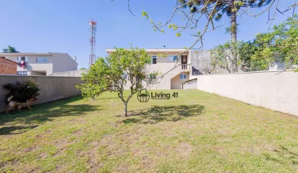 Uma casa térrea com enorme quintal ensolarado
