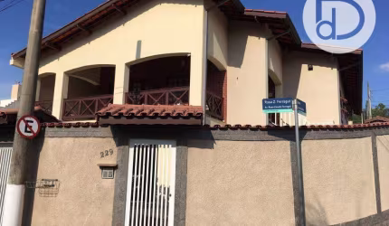 Casa com 3 dormitórios à venda, 320 m² por R$ 1.300.000,00 - Pinheirinho - Vinhedo/SP
