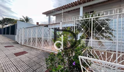 Casa com 3 Quartos e 4 banheiros à Venda, 302 m² por R$ 980.000