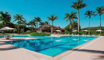 Casa Mobiliada em Condomínio Exclusivo de Campo | 6 Suítes, Piscina, Pomar