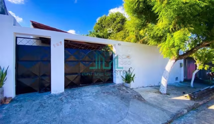Casa com três quartos e energia solar, no Jardim Petrópolis - Maceió Alagoas