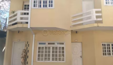 Casa em condomínio próximo ao centro.
