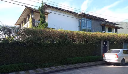 CASA DE ALTO PADRÃO COM 4 DORMITÓRIOS SENDO 3 SUÍTE - CENTRO - JACAREÍ