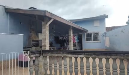 Casa com 2 dormitórios amplo quintal com espaço gourmet. Excelente local