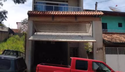 CASA COM PONTO COMERCIAL A VENDA EM JACAREÍ