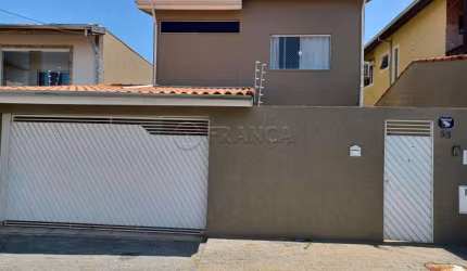 CASA 4 DORMITÓRIOS SENDO 1 SUÍTE - VILA APRAZÍVEL - JACAREÍ