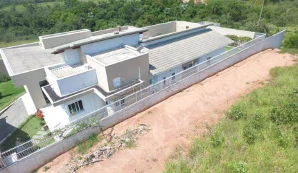 Excelente casa no Condomínio Lago Dourado