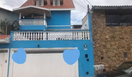 casa de 3 andares, ótima localização