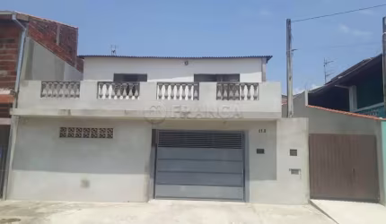 Casa de 03 Dormitórios, espaçosa em contato com a natureza. No Jardim Colônia - Jacareí SP