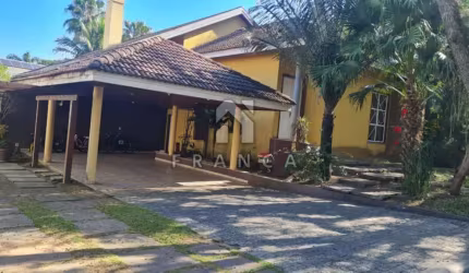 CASA EM CONDOMINIO COM 05 SUITES - ALTOS DE SANTANA JACAREI SP