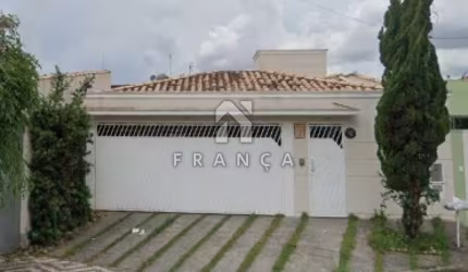 CASA 03 DOMITÓRIOS SENDO 02 SUITE