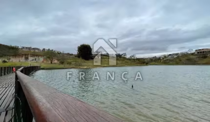 Ótimo terreno no Condomínio Lago Dourado.