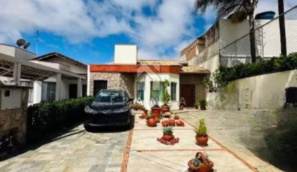 CASA ESPAÇOSA E ACONCHEGANTE EM CONDOMÍNIO