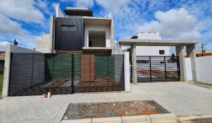 Sobrado 3 dormitórios sendo uma suíte com closet em Santa Felicidade!