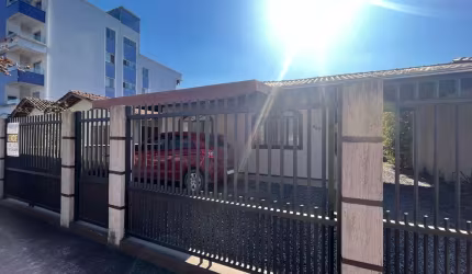Belíssima casa com piscina para sua família no bairro Iririú, agende sua visita conosco e venha conhecer esse imóvel incrível!