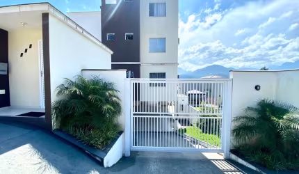 Apartamento com excelente padrão de acabamento com linda vista para as montanhas no bairro Vila Nova!