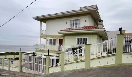 Espaçosa casa à venda em Balneário Piçarras, com 1 suíte + 5 dormitórios. Ideal para quem busca conforto e espaço para toda a família. Não perca essa oportunidade única!