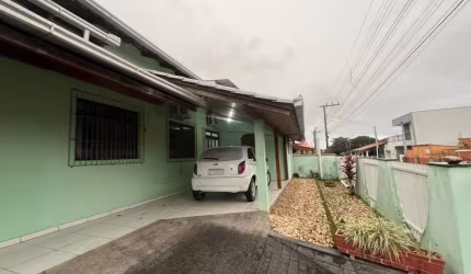 Linda casa averbada à venda no bairro Armação, em Penha! 1 suíte + 4 quartos, ótimo espaço e localização privilegiada