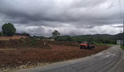 Terreno em formato triangular para venda no bairro Parque Guarani