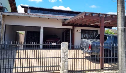 Casa com Piscina e Averbada localizado no bairro Floresta.