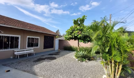 Casa com terreno amplo localizado no bairro Guarani!