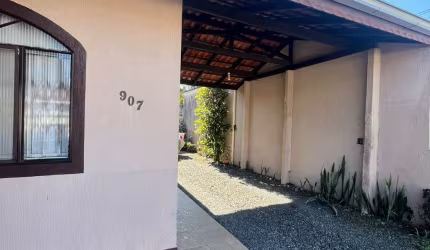Belíssima casa com piscina para sua família no bairro Iririú, agende sua visita conosco e venha conhecer esse imóvel incrível