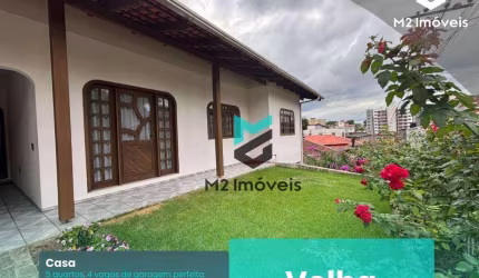 Surpreenda-se com esta casa PLANA no bairro Água Verde, com 3 quartos, suíte, churrasqueira a carvão e um gramado gigantesco nos fundos!   DIFERENCIAI