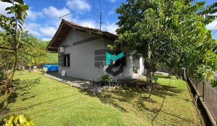 CASA PLANA COM 3 DORMITÓRIOS E COM AMPLO TERRENO