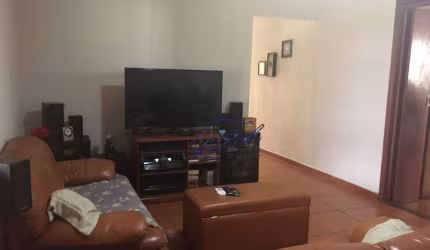 Excelente casa terrea com salão comercial ao lado