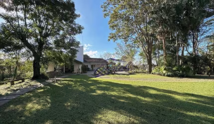 Casa Térrea com Gourmet, Hóspede, Cocheira, Ateliê e Caseiro.