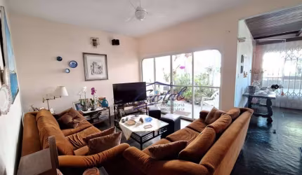 Casa térrea elevada com 4 quartos 4 suítes 4 vagas de garagem com piscina.
