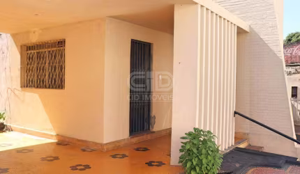 Casa e ponto comercial em frente ao Colégio Salesiano São Gonçalo