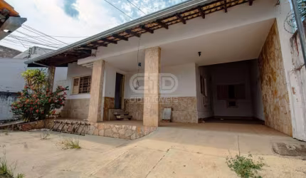 Casa com três quartos e salas comerciais no bairro Jardim Cuiabá
