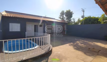Casa com três quartos no Residencial Santo Antônio