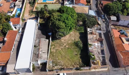 Terreno com aproximadamente 1.430m² no Centro