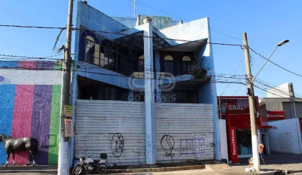 Prédio com 3 pavimentos em frente a Praça 8 de Abril