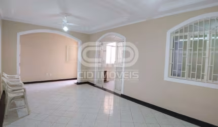 Casa com 4 quartos e piscina no bairro Áreas